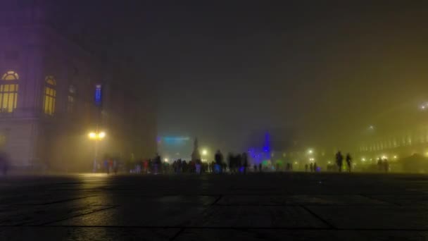 panorama met mist en verlichting van piazza Castello in Turijn - Video