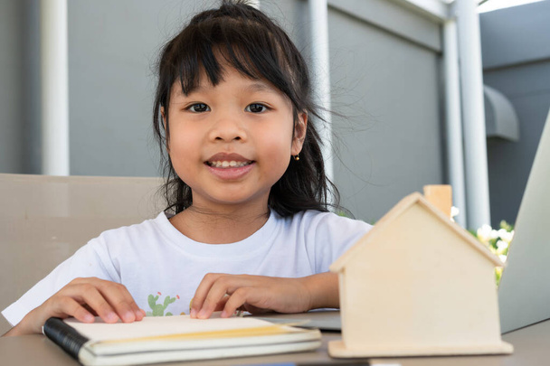 Ázsiai lány diák használja a laptopot az online tanulás osztály és a házi feladatot otthon, Oktatás és távoktatás gyerekeknek Otthon tanuló koncepció - Fotó, kép