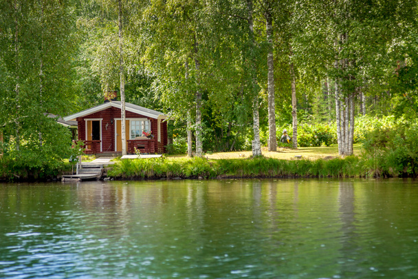 Casa junto ao lago na zona rural da Finlândia
 - Foto, Imagem