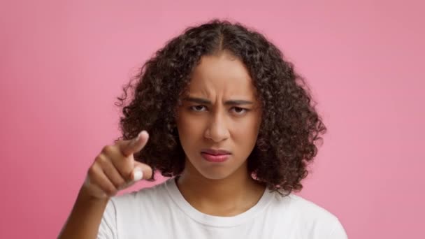 Offended Black Woman Pointing Finger Blaming You Over Pink Background - Felvétel, videó