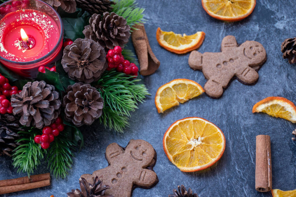Decorating gingerbread for christmas - Foto, Bild