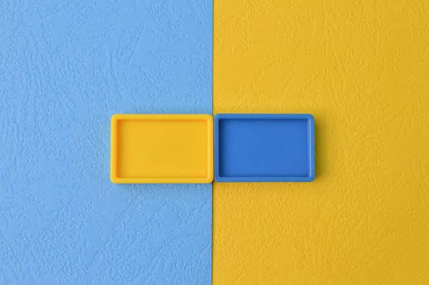 Κίτρινα και μπλε πλαστικά δομικά στοιχεία παιχνιδιών. Παιχνίδι για την ανάπτυξη - Φωτογραφία, εικόνα