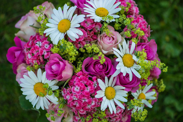 Σύνθεση καλοκαιρινών λουλουδιών με ροζ τριαντάφυλλα - Φωτογραφία, εικόνα
