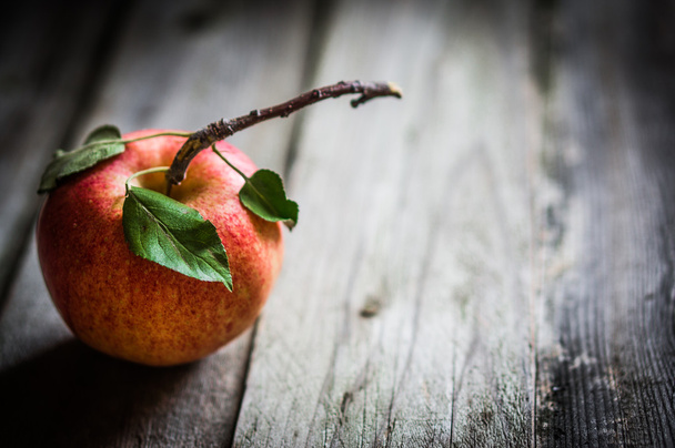 Farm raised apples on wooden background - Foto, afbeelding
