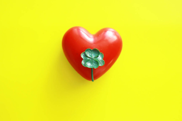 La journée de St Patrick. Fête religieuse chrétienne irlandaise. Trèfle à quatre feuilles symbole de bonne chance avec forme de coeur. - Photo, image