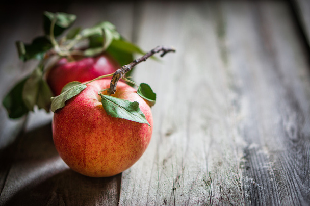 Farm raised apples on wooden background - Zdjęcie, obraz
