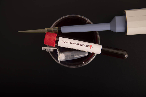 Muestras de sangre de la nueva variante IHU, covid19, coronavirus. Enfoque selectivo del tubo de muestra. - Foto, Imagen