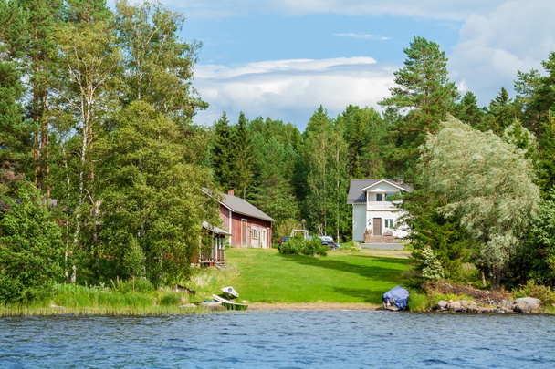 農村フィンランド湖によるコテッジ - 写真・画像