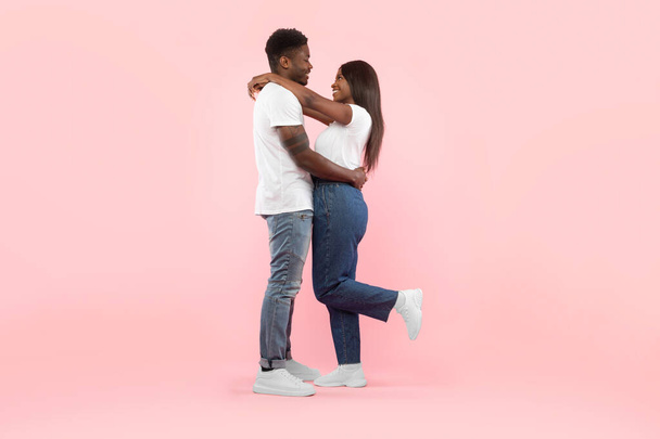 Αφροαμερικάνος που αγκαλιάζει τη γυναίκα του - Φωτογραφία, εικόνα