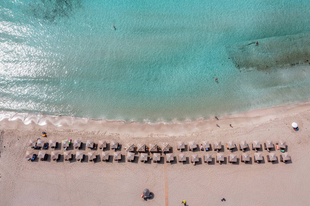 Zandstrand en rustig turquoise water, uitzicht vanuit de lucht. Zwemmen of ontspannen onder de zon, zonnige zomerdag. Elafonisos eiland, Simos strand, Griekenland - Foto, afbeelding
