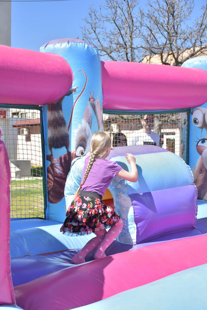 niños juegan en el castillo inflable, - Foto, imagen