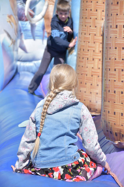 děti si hrají na nafukovacím zámku, - Fotografie, Obrázek