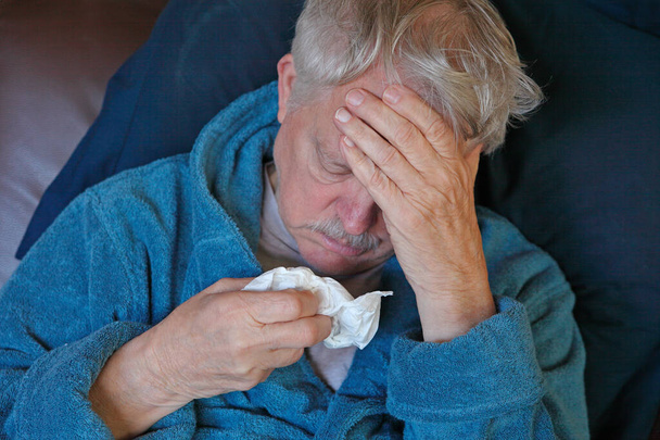 Starší muž s horečkou, bolestí hlavy a rýmou - Fotografie, Obrázek