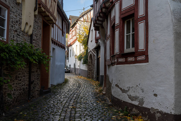 Egy keskeny utca egy régi Mosel völgyi városban, Németországban. Gyönyörű régi házak. - Fotó, kép