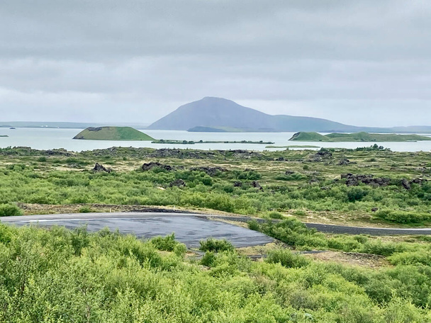 Mystisches Myvatn-Gebiet mit Seen, Gras, Steinen und Hügeln in Island - Foto, Bild