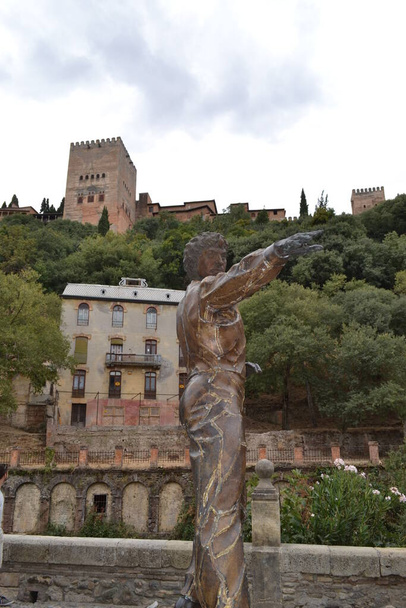 Bailaor sculpture in Paseo de los Tristes with the Alhambra and the Reuma hotel in the background - Zdjęcie, obraz