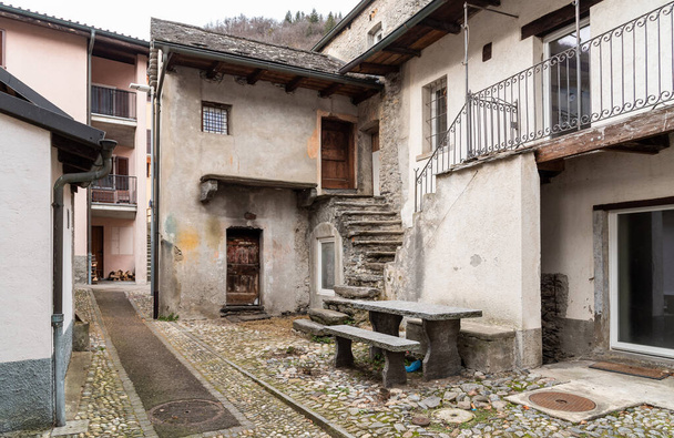 Strasse im kleinen Dorf Gorduno, Bezirk Bellinzona, Kanton Tessin in der Schweiz. - Foto, Bild