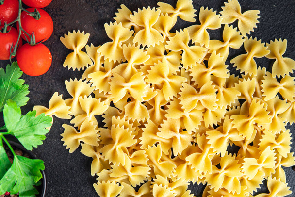 сырой фарфалле макароны приготовления ингредиента здорового питания еда закуски на столе копировать пространство питания фон - Фото, изображение