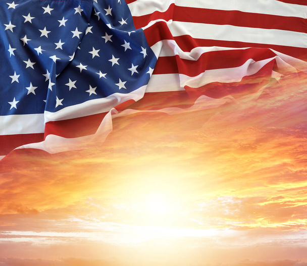 Amerikan lippu aurinkoisella taivaalla - Valokuva, kuva