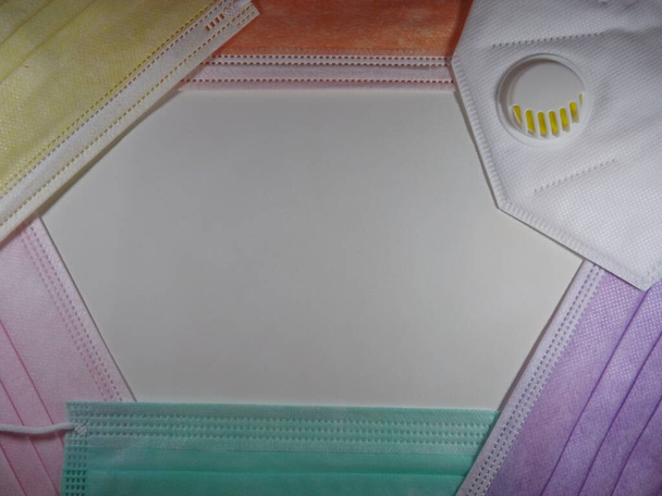 Cadre de fond avec attributs médicaux masques et respirateurs de différentes couleurs - Photo, image