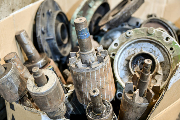 Rotor desmontado de motores eléctricos viejos en un almacén en un taller. - Foto, Imagen