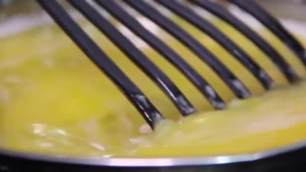 video spatula karıştırarak sosu - Video, Çekim