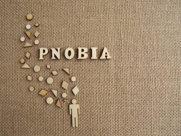 психическое заболевание-фобия в виде деревянных букв и фигур людей на джутовом фоне - Фото, изображение