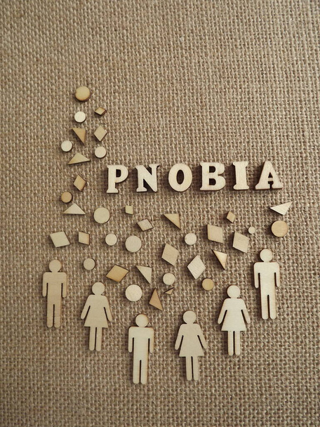 duševní choroba-fobie v podobě dřevěných písmen a figurek lidí na jutovém pozadí - Fotografie, Obrázek