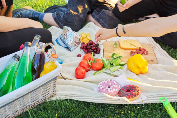 Close-up food and drink for a picnic on green grass - Foto, Bild