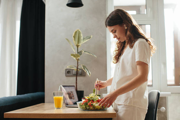 若い女性は台所でサラダを準備します,ストックフォト - 写真・画像