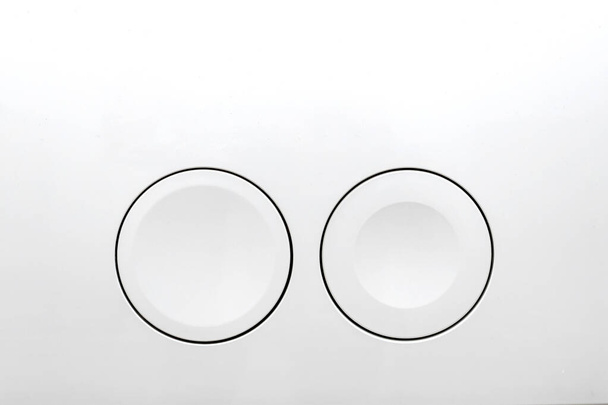 Két kör, fehér háttérrel. Modern WC gomb közelkép. Másolja le a helyet. Technológiai felszín. külön gombok - Fotó, kép