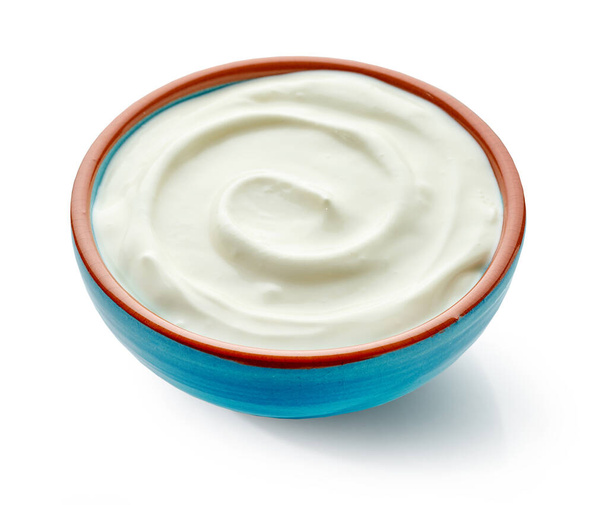 tál tejföl vagy joghurt izolált fehér alapon - Fotó, kép