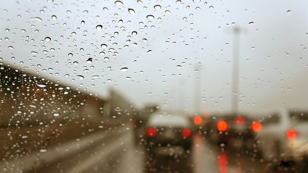 rijden in de regen - Foto, afbeelding