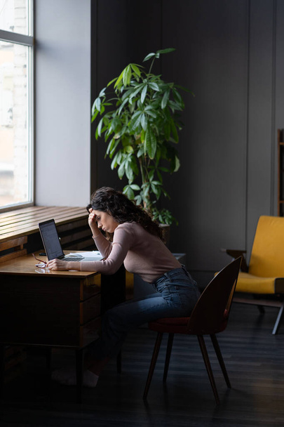Frustrovaná zklamaná podnikatelka sedí u notebooku přemýšlet o řešení problému, pochybné rozhodnutí - Fotografie, Obrázek