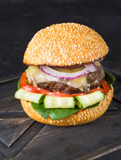 φρέσκο burger με μοσχαρίσια κοτολέτα σε ξύλινο φόντο - Φωτογραφία, εικόνα