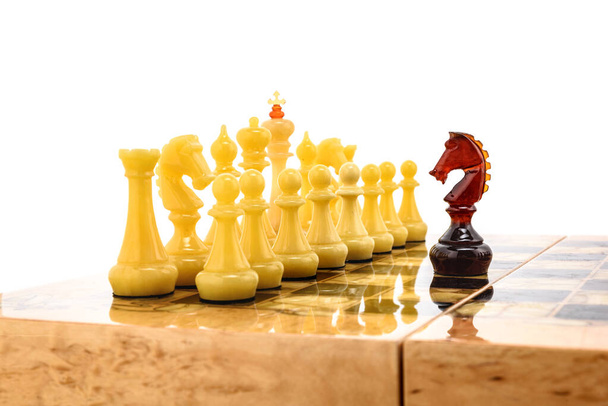 âmbar natural diferentes peças de xadrez figuras de pé sobre placa de pérola em branco. Close up competição conceito de jogo, Torneio Clássico de confronto. - Foto, Imagem
