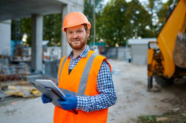 Portrét stavebního dělníka držícího digitální tablet - Fotografie, Obrázek