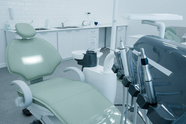 Fogorvosi szék és felszerelés. A betegek fogadószobája egy modern orvosi központban. Feltöltve - Fotó, kép
