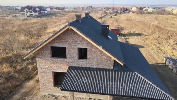 Luftaufnahme des Hausdachs mit keramischen Schindeln bedeckt. Fliesenverkleidung von Gebäuden im Bau - Filmmaterial, Video
