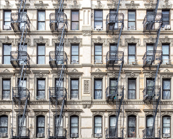 Vista esterna di palazzi storici nel Lower East Side di New York con finestre e scale antincendio - Foto, immagini