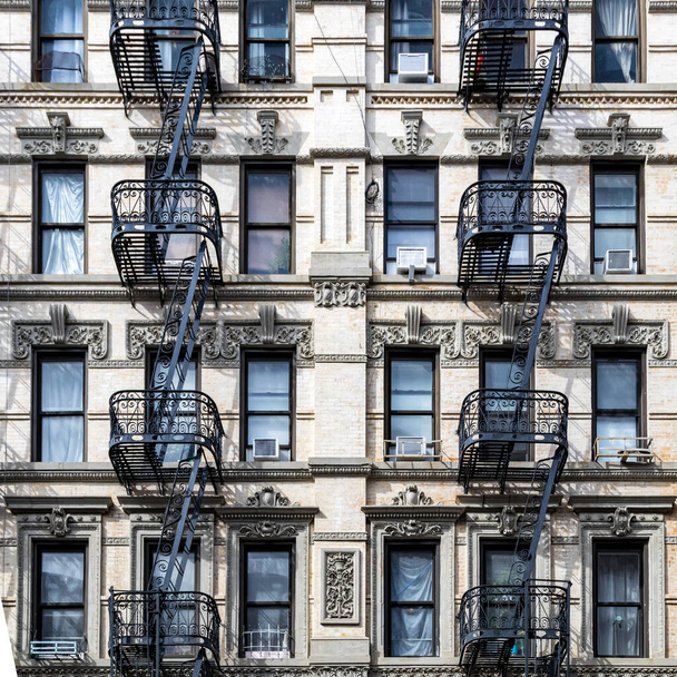 Widok z zewnątrz starych budynków mieszkalnych w Lower East Side w Nowym Jorku z zabytkowym stylu architektury - Zdjęcie, obraz