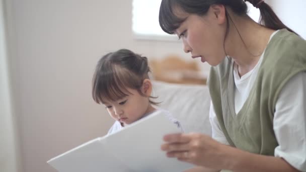 Parents et enfants lisant des livres d'images - Séquence, vidéo