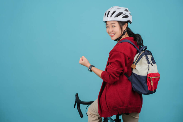 Aziatisch mooi vrouw is rijden een stad fiets naar werk en tonen ja gebaar - Foto, afbeelding