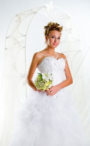 Beautiful bride with bouquet of flowers - Zdjęcie, obraz