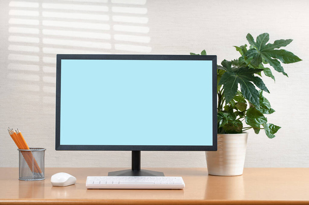 Vista frontal de una computadora moderna del espacio de trabajo. Pantalla de maqueta en blanco - Foto, imagen