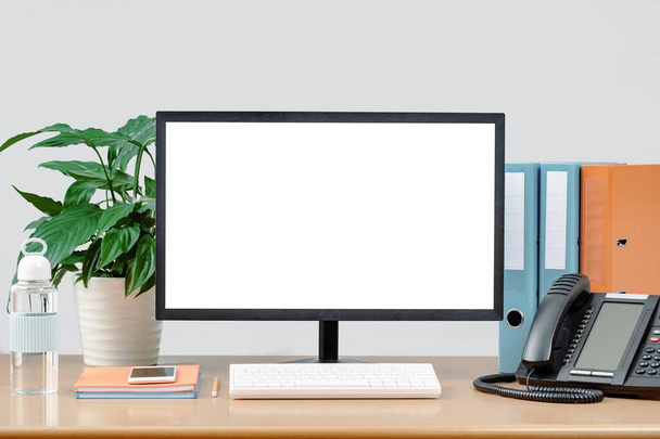 escritorio de oficina tradicional con pantalla de monitor de maqueta, suministros y teléfono IP - Foto, imagen