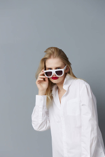 fashionable woman in white shirt sunglasses studio model unaltered - Foto, Imagem