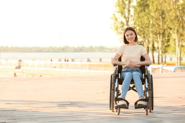 Νεαρή γυναίκα με σωματική αναπηρία σε εξωτερικούς χώρους - Φωτογραφία, εικόνα