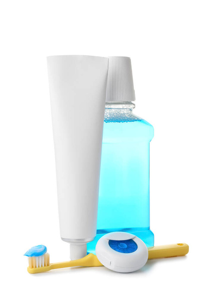Ensemble d'hygiène dentaire sur fond blanc - Photo, image