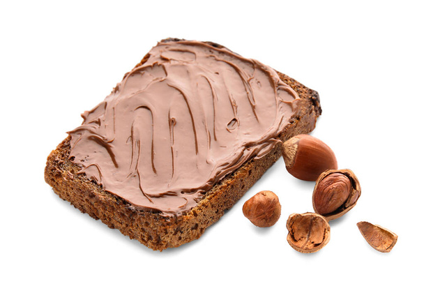 Хліб з шоколадною пастою та лісовими горіхами на білому тлі
 - Фото, зображення